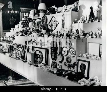 11. November 1973 - Hochzeit präsentiert FOR Prinzessin ANNE und CAPTAIN MARK PHILIPS: Prinzessin Anne Hochzeitskleid war auf dem Display der Presse zusammen mit den zahlreichen Hochzeitsgeschenke in den Prunkräumen im St. James Palace, gestern. Die Anzeige wird ab heute für die Öffentlichkeit geöffnet sein. Foto zeigt:-einen Überblick über einige der vielen Geschenke zur Hochzeit von Prinzessin Anne und Captain Mark Phillips eingeschickt. Stockfoto