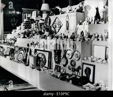 11. November 1973 - Hochzeit Geschenke für Prinzessin Anne und Captain Mark Phillips: Prinzessin Anne Hochzeitskleid war auf dem Display der Presse zusammen mit den zahlreichen Hochzeitsgeschenke in den Prunkräumen im St. James Palace, gestern die Anzeige wird offen sein für die Öffentlichkeit ab heute. Foto zeigt:-einen Überblick über einige der vielen Geschenke zur Hochzeit von Prinzessin Anne und Captain Mark Philips eingeschickt. Stockfoto