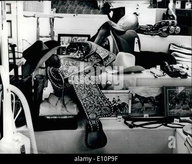 11. November 1973 - Hochzeit Geschenke für Prinzessin Anne und Captain Mark Phillips.: Prinzessin Anne Hochzeitskleid war auf dem Display der Presse gestern, zusammen mit den zahlreichen Hochzeitsgeschenke in den Prunkräumen im St. James Palace. Die Anzeige wird ab heute für die Öffentlichkeit geöffnet sein. Foto zeigt:-das ideale Geschenk für die Prinzessin - ein Westernsattel und komplettes western Outfit von den Direktoren und Mitarbeiter von Levis Strauss GmbH Stockfoto