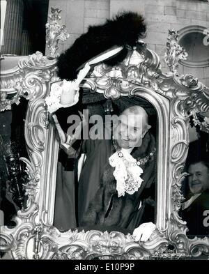 11. November 1973 - The Lord Mayor jährliche Spektakel: es war Karneval mal in die City of London heute als die jährlichen spektakuläre Lord Mayor Show in die Stadt kam. Sir Lindsay Ring, 648th Oberbürgermeister der Stadt gemacht '' jung gebliebene '' das Thema für seine Prozession. Foto zeigt, dass Londons neuer Oberbürgermeister, Sir Lindsay Ring, glänzend aussieht, wie er aus seinem goldenen Kutsche lernt, vor der Fahrt in der Prozession heute. Stockfoto