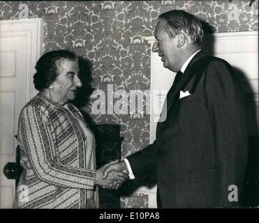 11. November 1973 - trifft Frau Golda Meir Mr Heath. Frau Golda Meir, israelische Ministerpräsident, trafen sich heute Herr Edward Heath, Großbritanniens Premierminister Nr. 10, Downing Street. Foto zeigt Frau Golda Meir schüttelt Hände mit Herrn Heath, wenn sie auf Nein, trafen heute 10 Downing Street. Stockfoto