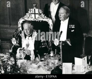 11. November 1973 - Oberbürgermeisters Bankett im Guildhall. Foto zeigt:-der Ministerpräsident, Herr Heath, anlässlich des Oberbürgermeisters Bankett im Guildhall. Neben ihm steht der neue Lord Bürgermeister von London, Sir Hugh Wontner. Stockfoto