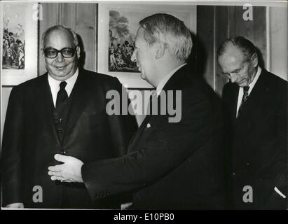 11. November 1973 - Premierminister Heath trifft ägyptischen special Envoy.: Großbritanniens Premierminister Edward Heath läutet Mohammed Al-Zayyat in den Konferenzraum im Nr. 10 Downing Street, gefolgt von Sir Alec Douglas-Home. Der Sondergesandte von Präsident Sadat in Ägypten hatte Gespräche über die Krise im Nahen Osten. Stockfoto