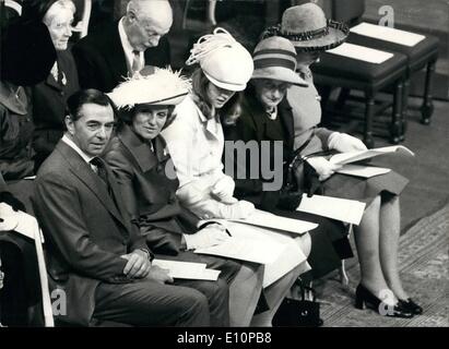 11. November 1973 - Hochzeit von Prinzessin Anne und Captain Mark Phillips bei Westminster Abbey: Foto zeigt Herr und Frau Peter Phillips, der Bräutigam Eltern und ihre Tochter in Westminster Abey heute. Stockfoto