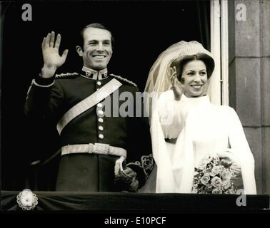 11. November 1973 - Hochzeit von Prinzessin Anne und Captain Mark Phillips in der Westminster Abbey. Foto zeigt Prinzessin Anne und Captain Mark Phillips, gesehen vom Balkon des Buckingham Palace, winken nach ihrer Hochzeit in der Westminster Abbey heute. Stockfoto