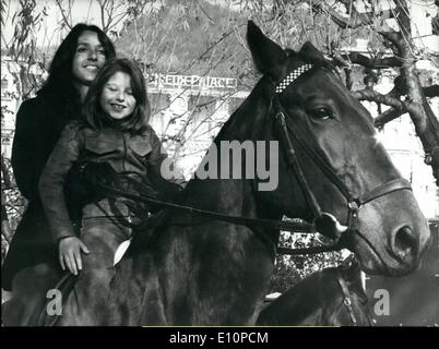 11. November 1973 - Joan Baez in Montreux: Joan Baez zufällig in der Schweiz auf diese erste Schweizer Sonntag mit Verkehr heraus. Also satteln sie eine Pferd, wie viele Schweizer an diesem Tag, und nahm eine Mädchen mit ihr für eine schöne Promenade auf der berühmten Montreux-Quai. Stockfoto