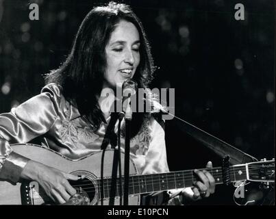 11. November 1973 - Joan Baez in Montreux: berühmte amerikanische Sängerin Joan Baez ist tatsächlich in der Schweiz, wo sie ein sehr crowdedly besuchten Konzert in der bekannten Halle das jährliche Jazz-Festival Montreux Casino gab. Foto zeigt Joan Baez während ihres Konzerts in Montreux. Stockfoto