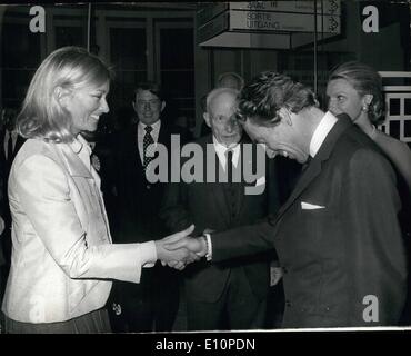 Sept. 09, 1973 - Prinzessin Paola eröffnet Ausstellung britischer Kunstschätze in Brüssel.: drei Ausstellungen der britischen Kunstschätze wurden diese Woche von Prinzessin Paola, Ehefrau von Kronprinz Albert, im Palais des Beaux-Arts in Brüssel eröffnet. Die Ausstellungen gehören zu den Highlights des einmonatigen '' Europalia 73 Großbritannien '' Festivals feiern Beitritt Großbritanniens in den gemeinsamen Markt. Foto zeigt Prinzessin Paola von Lord Snowdon begrüßt wird, wenn die Ausstellungen Tourneen sie führten nach der Durchführung der Eröffnungsfeier in Brüssel. Stockfoto