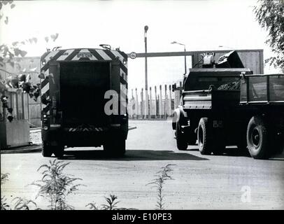 Sept. 09, 1973 - Berliner Mauer öffnet sich für West-Berliner Stäube-Carts: am 10. September 1973 die ersten West-Berliner Staub-Wagen durften Kreuz teilt der Stadt Mauer und transportieren West-Berlin Müll zu einer Ost-Berliner dumping viel. Diese Vereinbarung wurde schließlich zwischen Ost und West-Berliner Behörden nach langwierigen Verhandlungen gemacht. Ab sofort wird der Müll auf eine Zufahrtsstraße führt durch ein dreieckiges Stück GPR Territoriums an der Stadtgrenze von Hermannplatz transportiert werden. Da West-Berliner dumping viele voll sind, hat der Müll '' an der GPR für DM 4 verkauft werden '' Stockfoto