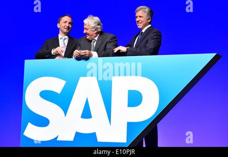 SAP-Vorsitzender des Aufsichtsrats Hasso Plattner (C), neuer Sprecher des Vorstands Bill McDermott (R) und ehemaliger Sprecher des Vorstands Jim Hagemann Snabe stehen hinter dem Logo vor der Hauptversammlung der deutschen Software Riese SAP in Mannheim, Deutschland, 21. Mai 2014. Foto: UWE ANSPACH/dpa Stockfoto