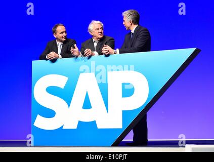 SAP-Vorsitzender des Aufsichtsrats Hasso Plattner (C), neuer Sprecher des Vorstands Bill McDermott (R) und ehemaliger Sprecher des Vorstands Jim Hagemann Snabe stehen hinter dem Logo vor der Hauptversammlung der deutschen Software Riese SAP in Mannheim, Deutschland, 21. Mai 2014. Foto: UWE ANSPACH/dpa Stockfoto