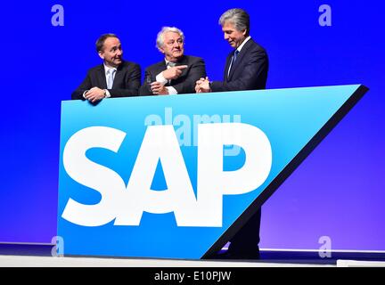 SAP-Vorsitzender des Aufsichtsrats Hasso Plattner (C), neuer Sprecher des Vorstands Bill McDermott (R) und ehemaliger Sprecher des Vorstands Jim Hagemann Snabe stehen hinter dem Logo vor der Hauptversammlung der deutschen Software Riese SAP in Mannheim, Deutschland, 21. Mai 2014. Foto: UWE ANSPACH/dpa Stockfoto