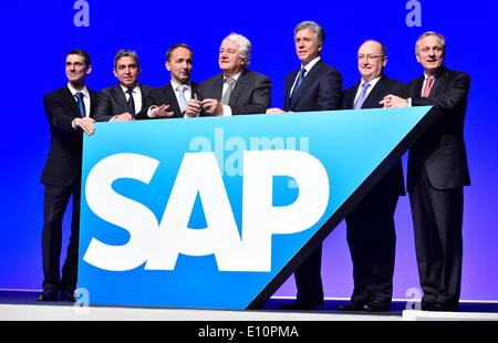 Neuer CTO Bernd Leukert (L-R), ehemaliger CTO Vishal Sikka, ehemaliger Sprecher des Vorstands Jim Hagemann Snabe, SAP-Vorsitzender des Aufsichtsrats Hasso Plattner, neuer Sprecher des Vorstands, Bill McDermott, Gerhard Oswald VR-Mitglied und ehemaliger Finanzvorstand Werner Brandt hinter dem Logo vor der Hauptversammlung der deutschen Software stehen, Riese SAP in Mannheim , Deutschland, 21. Mai 2014. Foto: UWE ANSPACH/dpa Stockfoto