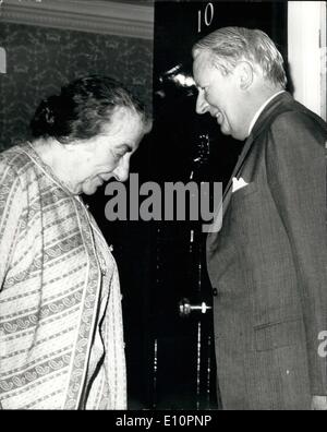 12. November 1973 - 12. November 1973 Frau Golda Meir trifft Herr Heath. Frau Golda Meir, israelische Ministerpräsident, trafen sich heute Herr Edward Heath, Großbritanniens Premierminister, bei Nr. 10 Downing Street. Foto zeigt: Nachdem Sie begrüßt Herrn Heath Frau Meir bei Nr. 10 Downing Street heute. Stockfoto