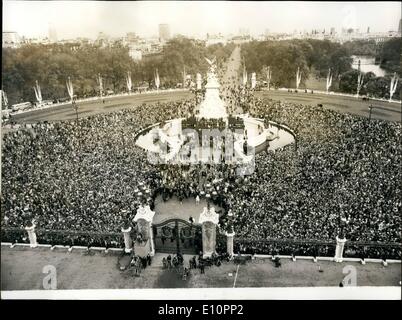 14. November 1973 - 14. November 1973 Hochzeit von Prinzessin Anne und Captain Mark Philllips in der Westminster Abbey. Foto zeigt: Allgemeine Ansicht Teil der riesigen Menge die außerhalb Buckingham Palace gesammelt, wie sie das Erscheinungsbild auf dem Balkon von Prinzessin Anne und Captain Mark Phillips, nach ihrer Hochzeit in der Westminster Abbey erwartet. Stockfoto