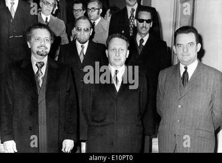 Saudi Arabische Olminister Sheik Ahmed Zaki Yamani L Mr Belaid Abdesselam R Sir Alec Douglas Stockfotografie Alamy