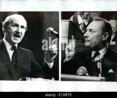 10. Oktober 1973 - Kanzler Anthony Barber Angriffe Enoch Powell bei der Parteitag der Konservativen in Blackpool: Herr Anthony Barber, der Kanzler des Finanzministeriums, machte gestern einen heftigen Angriff auf Enoch Powell während der Parteitag der Konservativen in Blackpool, als er Herr Powell - ein eingebildet rief, Arrogant und frustriert-Fanatiker. Foto zeigt Mr. Anthony Barber (links) während seiner dramatischen Rede Herr Enoch Powell(right) angreifen, als beide auf der gestrigen Konferenz sprach abgebildet. Stockfoto