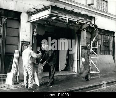 12. Dezember 1973 - mehr Bomben in London: vier Personen wurden verletzt letzten macht in drei Bombenexplosionen im Londoner West End. Eine Bombe ging vor dem Pastoria Hotel in St. Martin Straße, Leicester Square, ein weiteres ging in der Nähe von Vharing Cross Station und ein Drittel explodierte außerhalb des National Liberal Club in Whitehall Place, Westminster. Foto zeigt die Szene vor dem Pastoria Hotel als Schmutz entfernt, nach der gestrigen Explosion geklärt ist. Stockfoto