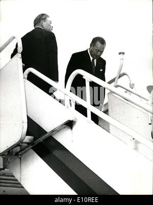 10. Oktober 1973 - japanische Premier Blätter für Bonn.: der japanische Premierminister, Herr Tanaka, die hier bei einem viertägigen Besuch, Heathrow Flughafen heute für Bonn zurückgelassen worden. Er galt von Herrn Heath, Großbritanniens Premierminister. Foto zeigt Herr Tanaka Bögen Abschied von der Flugzeugtreppe für Bonn heute verlassen, Stockfoto