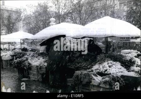 10. Oktober 1973 - das diesjährige erste Herbst Schnee in München alte Mann Winter... scheint Art von Anfang dieses Jahres, eigentlich heut am 18. Oktober 1973 erscheinen. Es war ziemlich heftige Schneefälle, aber natürlich - und zum Glück blieb nicht im Schnee. Hoffen wir, dass dies kein Zeichen eines sehr frühen anfangs die winterliche Saison, denn dies ist immer noch der erste Monat des Herbstes nur. OPS. Blick auf den großen Sonnenschirmen der Victualienmarkt, Münchens grüne Lebensmittelmarkt, die schnell stark mit weißen Schnee bedeckt waren. Stockfoto