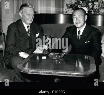 10. Oktober 1973 - Mr.John Davies Calis auf japanische Premierminister: Herr John Davies, Kanzler des Herzogtums von Lancaster, heute fordert Herr Tanaka, der japanische Premierminister Minter, im Claridges Hotel. Foto zeigt Herr John Davies und Herr Tanaka an Claridges heute. Stockfoto