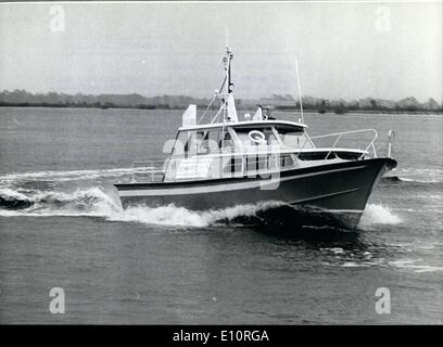 10. Oktober 1973 - Prototyp der neuen Polizei Boot auf der '' 14. deutschen Boot Ausstellung International'' in Hamburg gezeigt: mehr wie ein Sportyacht... suchen ist die 12,25 Meter langen Polizeiboot das auch - unter etwa 1000 gezeigt wird andere Boote und Yachten auf dem Display. Dennoch ist es die erste Polizeiboot in Deutschland ausschließlich aus dem Kunststoff konstruiert werden, dies macht das Boot sehr wendig und leicht im Gewicht. Ein weiterer Vorteil ich seinen Preis: DM 330 000. Bisher DM 1,2 Mill. verbrachte er auf solche Boot, also nachgeben in einen großen Preisnachlass Stockfoto