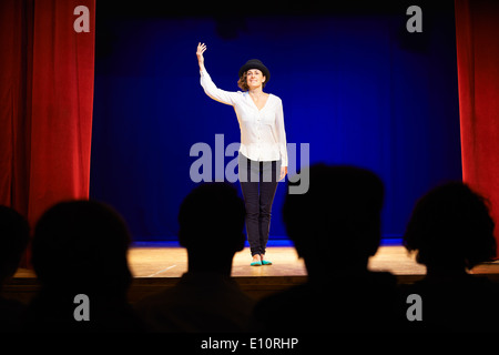 Kunst und Unterhaltung im Theater mit der Schauspielerin auf der Bühne zum Publikum spielen handeln Stockfoto