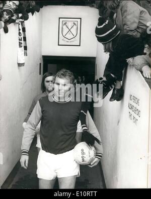 3. März 1974 - Bobby Moore spielt im letzten Spiel im Upton Park - Bobby Moore, der von West Ham auf die Transferliste gesetzt, heute spielte sein letzte Spiel im Upton Park. Der ehemalige Kapitän der englischen Nationalmannschaft stellte sich heraus, dass es sich für West Ham Reserven gegen Plymouth Reserven. Keystone-Fotoshows: - Boobby Moore Coming out für das Spiel heute - wie Jugendliche ausstrecken versucht, seinen Rücken zu streicheln. Stockfoto