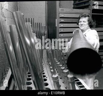 3. März 1974 - Deutschlands größte Orgel wird gebaut In Muhlheim in der Nähe von Köln: Was suchen, wie ein Kanonenrohr: ist eigentlich eine riesige Orgelpfeife, aber einer der 6000 mehr in einem der größten Orgel installiert werden die je in Deutschland gebaut werden. Dieses große Musikinstrument wurde von St. Sebaldus-Kirche in Nürnberg bestellt. Es dauert eine zweijährige Bauzeit, bis die 14 Meter hohe Organ, die 30 000 Kilogramm wiegen wird, abgeschlossen ist. Der Preis dieses Organs ist 500000 DM. Stockfoto
