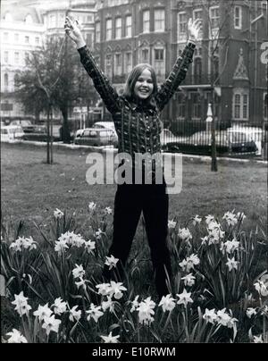 3. März 1974 - '' Exorzist '' Mädchen in eine etwas andere Einstellung! Young Star Of The Film "Der Exorzist" In London: 15 Jahre alte Schauspielerin Linda Blair, ist Star des Films "Der Exorzist" für einen kurzen Besuch in London. Sie spielt die Rolle von einem Teufel besessen Mädchen in dem Film, welche s jetzt in London gezeigt. Linda, Junior High School Student aus Westport, Connecticut, wurde für den Oscar nominiert. Foto-Show, die Linda Blair gestern in Kensington Gardens, London abgebildet. Stockfoto