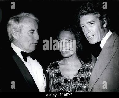 1. Januar 1974 - deutsche Film Tanz 1974 in München statt: ein großes gesellschaftliches Ereignis: der deutsche Film Tanz 1974 fand am 9. Januar 1974 in den Festsaal des "Bayerischen Hof" in München, die sich die illustre Gäste im festlichen Gewand präsentiert. Für diesen Anlass die leitende Organisation des deutschen Films, Industrie hat eingeladen, nicht nur die führenden Persönlichkeiten ihrer eigenen Branche, sondern auch die '' Stars'' von der würde der Politik und Industrie sowie dem Gebiet des Sports. Foto zeigt von links nach rechts: Schauspieler Johannes Heesters, Miss Anke Bobbert und zeigen Meister Rudi Carell Stockfoto
