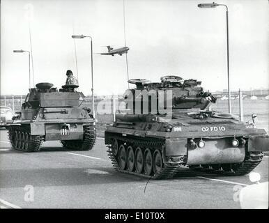 1. Januar 1974 - Vorgang für die Sicherheit am Flughafen Heathrow: Panzer, Soldaten und Polizisten fahren Sie mit der Sicherheitsplan zur Bewältigung möglicher terroristischer Angriffe am Londoner Flughafen Heathrow. Foto zeigt Panzer in Heathrow gestern als ein Flugzeug fliegen über Kopf. Stockfoto