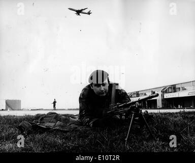 7. Januar 1974; London, ein Soldat, bewaffnet mit einem Maschinengewehr für einen möglichen Terroranschlag am Flughafen Heathrow zu wachen. Stockfoto