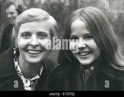 3. März 1974 - Young Star der '' der Exorzist '' in London: 15 Jahre alte Schauspielerin Linda Blair, Star des Films: der Exorzist '' ist für einen kurzen Besuch in London. Sie spielt die Rolle von einem Teufel besessen Mädchen in dem Film, die jetzt in London, Linda, Junior High School Student aus Westport, Connecticut, gezeigt werden für einen Academy Award nominiert wurde. Foto zeigt Linda Blair in London gestern mit ihrer Mutter, Frau Eleanor Blair abgebildet. Stockfoto