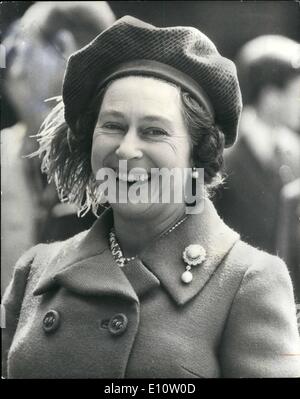 4. April 1974 - Happy Birthday: HM die Königin lächelte glücklich, als sie ihren 48. Geburtstag im Windsor gestern feierte. Sie nahm den Gruß an der St. George's Day Parade der Königin Scout. Stockfoto