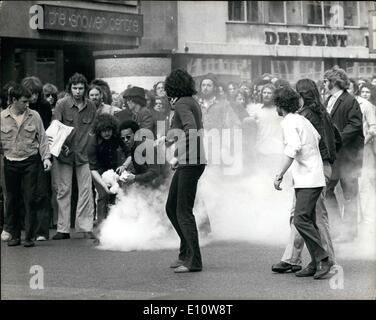 6. Juni 1974 - ein toter und viele Verletzte in London Demonstration. 39 Polizei und sechs Demonstranten wurden am Samstag im Red Lion Square, verletzt Polizisten mit Schlagstöcken und berittene Polizei zog in eine Auseinandersetzung zwischen linken und rechten Gruppierungen zu verhindern. Der Ärger begann während einer Theke Demonstration Marsch nach Red Lion Square von Demonstranten der Befreiungsbewegung gegen das geplante Treffen in Conway Hall. Red Lion Square, der rechten nationalen Front, protestierten gegen die Innenminister der Entscheidung, eine Amnestie für illegale Einwanderer zu gewähren Stockfoto