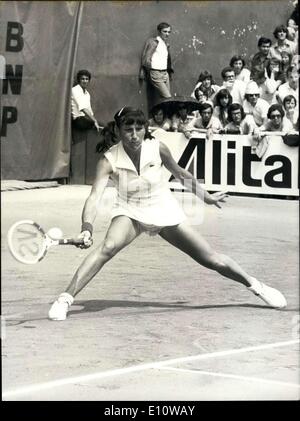 17. Juni 1974 - gewann die 19 jährige Blonde Amerikaner Chris Evert die Damen-Einzel-Finale gegen den sowjetischen Tennisspieler Olga Morozova an Roland-Garros Sports Complex in Paris. Bild: Olga Morozova in Aktion. Stockfoto