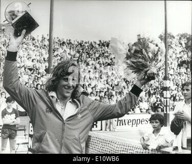 18. Juni 1974 - Björn Borg gewinnt Herren Titel im französischen Tennismeisterschaften. Björn Borg, der junge schwedische Spieler schlug Manuel Ornates (Spanien) in das Finale der Herren Einzel bei den französischen Lawn Tennis Championships in Paris. Foto zeigt: Bjorn Borg von Schweden, nach der Männer Titelgewinn in der französischen Tennismeisterschaften. Stockfoto