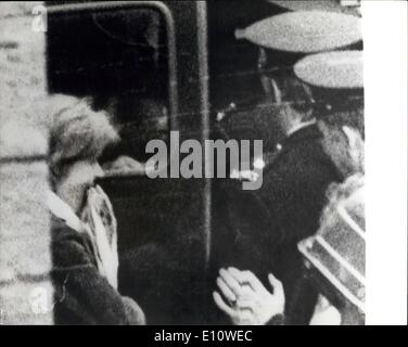 25. Juni 1974 - Dr, Bridget Rose Dugdale ist seit neun Jahren in Dublin heute inhaftiert: Dr, Bridget Rose Dugdale, der 33 Jahre alte britische Dozent wurde gefangengesetzt für neun Jahre bei einem Dublin-Gericht heute. Frage zu plädieren, die Ladung, die sie 19 Gemälde aus Luft Alfred Beit erhielt, zu wissen, dass sie gestohlen wurden, antwortete sie; "Stolz und unbestechlich schuldig." Nachdem er von Mr. Justice O'Keeffe verurteilt sie gab einen geballte Faust Gruß und verließ den Gerichtssaal. Foto zeigt Dr. Stockfoto