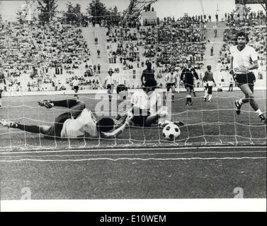 26. Juni 1974 - WM. Argentinien schlagen Haiti 4-1? Argentinien schlagen Haiti 4-1 in ihre Welt-Cup in München am vergangenen Sonntag übereinstimmen. Foto zeigt: Haiti Torwart Henry Francillon zum vierten Mal geschlagen wird, wie Hector Yazalde (vorne sitzend) seine Mannschaft punktet? s vierte Ziel. H/Keystone Stockfoto