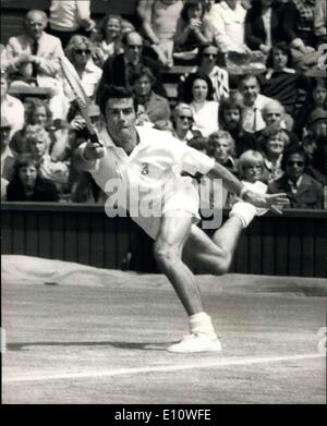 3. Juli 1974 - Wimbledon Tennis Championships John Newcombe (Australien) von Ken Rosewall geschlagen. Während ihres Spiels zeigen Foto heute Ken Rosewall (Australien) in Aktion gegen John Newcombe (Australien) gesehen. Stockfoto