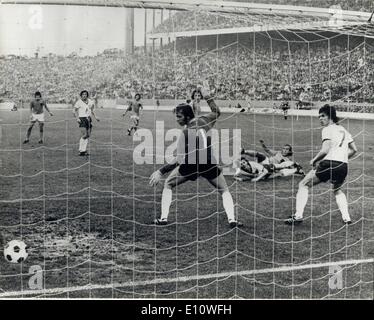 3. Juli 1974 - Fußball-WM in Gelsenkirchen. Holland schlug Ost-Deutschland 2: 0. Foto zeigt: Johan Neeskens (Holland) auf Boden in dunkles Hemd, erhält sein Team? s erste Tor gegen die DDR am Sonntag, den 30. Juni. Keystone Stockfoto