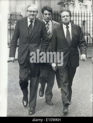 2. Mai 1974 - portugiesische sozialistische Führer In London. Dr. Mario Soares, der portugiesische sozialistische Führer, der erst kürzlich nach vier Jahren im Exil nach Portugal zurück, kam heute in London, Herrn Callaghan, der Außenminister und Premierminister, Herr Harold Wilson, bei Nr. 10 zu sehen. Downing Street. Foto zeigt:-Mr James Callaghan (links) und Dr. Mario Soares, gesehen vom Auswärtigen Amt, Nr. 10 Downing Street heute wandern. Stockfoto