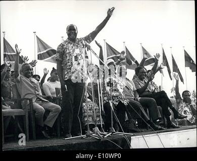 7. Juli 1974 - Präsident Kaunda als Hommage an TANU während der 20. Jahrestag feiern. Hinter ihm, von links nach rechts: Frau Betty Kaunda (versteckt hinter ihrem Ehemann), Rashidi Kawowa, Samora Machel, Präsident Nyerere und Milton Obota. Stockfoto