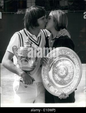 7. Juli 1974 - Liebe Match in Wimbledon. Gewinner zu küssen. Foto zeigt: Jim Connors (USA), der heute Ken Rosewall in die Männer schlagen-Einzel Finale in Wimbledon, küsst seine Verlobte, Chris Evert (USA) Wer gewann gestern die Frauen Singles Titel. Stockfoto