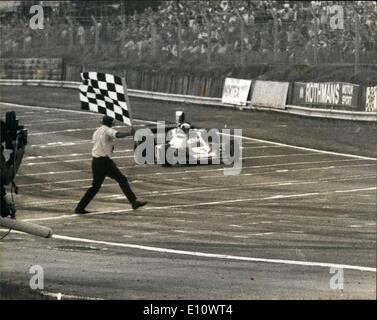 7. Juli 1974 - Jody Schecter Of South Africa gewinnt The British Grand Prix in Brands Hatch: Jody Scheckter in Südafrika fahren einen Tyrrell Ford gewann den britischen Grand Prix in Brands Hatch heute 2. war Emerson Fittipaldi und 3. Jacky Ickx. Foto zeigt: Jody Scheckter gesehen die Trennungslinie um den britischen Grand Prix zu gewinnen Stockfoto