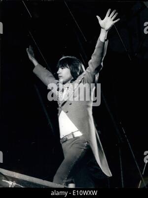 Mai 05, 1974-750 verletzt bei Pop Konzert im White City: mindestens 750 Teenyboppers wurden von David Cassidy im White City Stadium in London während der letzten Nacht Abschiedskonzert pop verletzt. Ein Mädchen war um ihr Leben kämpfen, nachdem er einen Herzstillstand. Es waren alle 30.000 Teenyboppers in der Menge. Foto-show David Cassidy bei seinem Abschiedskonzert in White City gestern Abend gesehen. Stockfoto