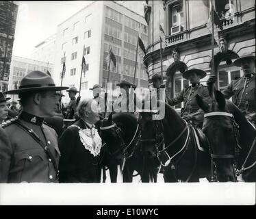 5. Mai 1974 - Royal Canadian Mounted Police besuchen Sie die Stadt: eine Loslösung von der Royal Canadian Mounted Police heute besuchte die City of London und im Mansion House wurden sie durch den Oberbürgermeister von London, Sir Hugh Wontner, anschliessend erhalten sie im Mansion House inspiziert. Das Foto zeigt The Lord Mayor of London, Sir Hugh Wontner, inspizieren die Loslösung von der Royal Canadian Mounted Police, außerhalb der Mansion House heute. Stockfoto