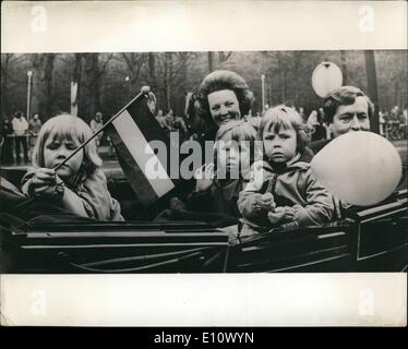 5. Mai 1974 - Königin Juliana Celebrates 65. Geburtstag: Mitglieder der holländischen königlichen Familie fuhr im offenen Wagen aus Anlass des 65. Geburtstages von Königin Juliana im Soestdijk Palace. Foto zeigt Driving in einer offenen Kutsche sind Prinzessin Beatrix, Prinz Claus und ihre drei Kinder, Prinz Willem-Alexander, Prinz Constantijn und Prinz Johan Friso. Stockfoto