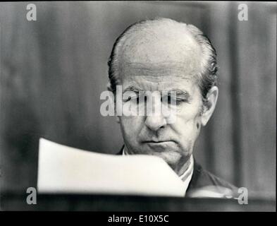 7. Juli 1974 - The House Judiciary Committee: Kongressabgeordneter Robert McClory (R) Illinois lesen über Sarbanes Ammendment (später zu Artikel einer der Artikel, Ex-Präsident Richard M. Nixon seines Amtes zu entheben). Kongressabgeordnete McClory war ein Vertreter der republikanischen für Anklage stimmen Stockfoto